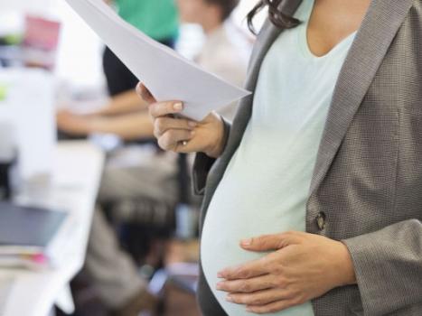 Могут ли уволить беременную женщину с работы — нюансы трудового законодательства
